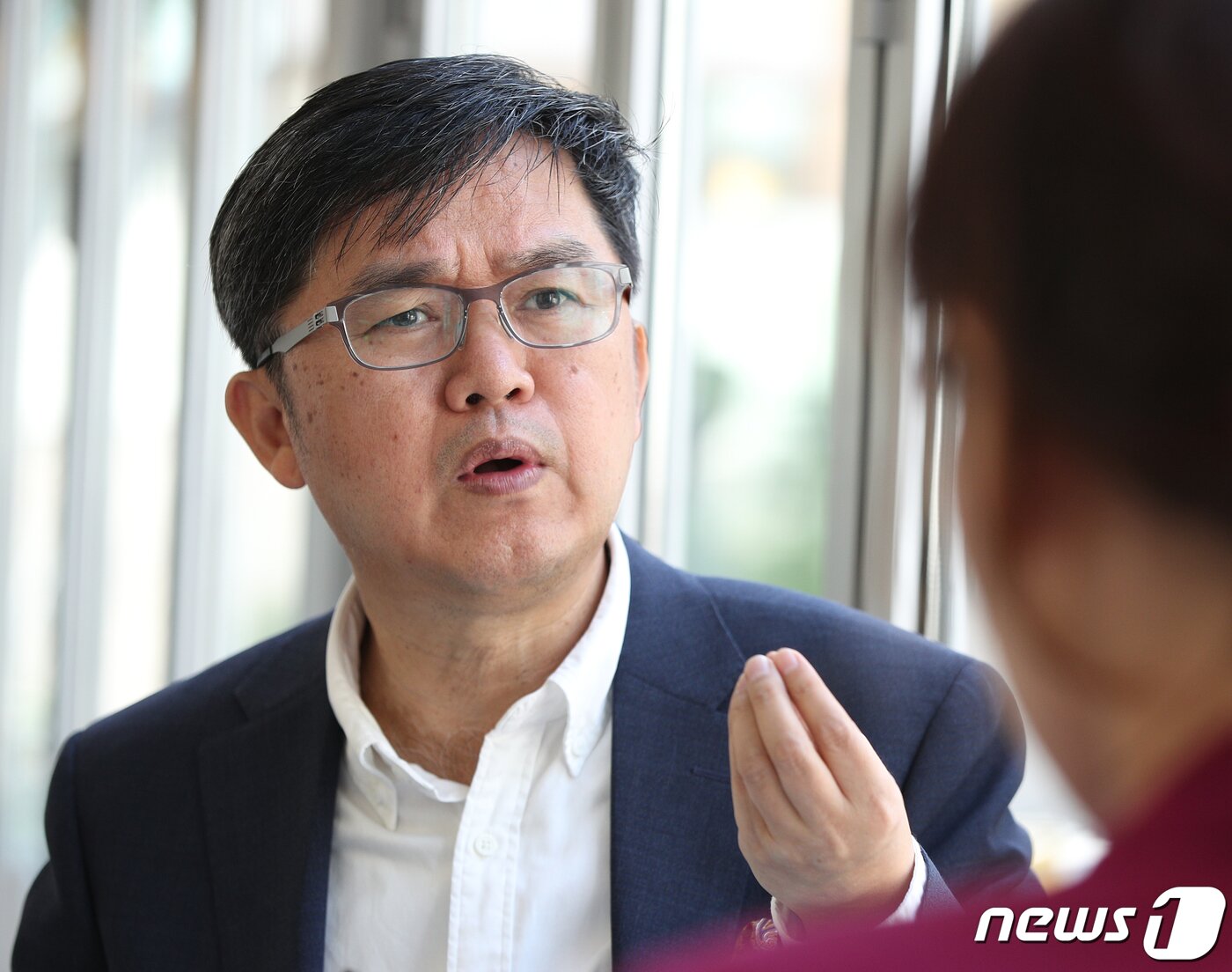 본문 이미지 - ‘도쿄가 사랑한 천재들’을 발간한 조성관 작가가 5일 오후 서울 광화문의 한 카페에서 뉴스1과 인터뷰를 하고 있다. 2019.6.5/뉴스1 ⓒ News1 신웅수 기자