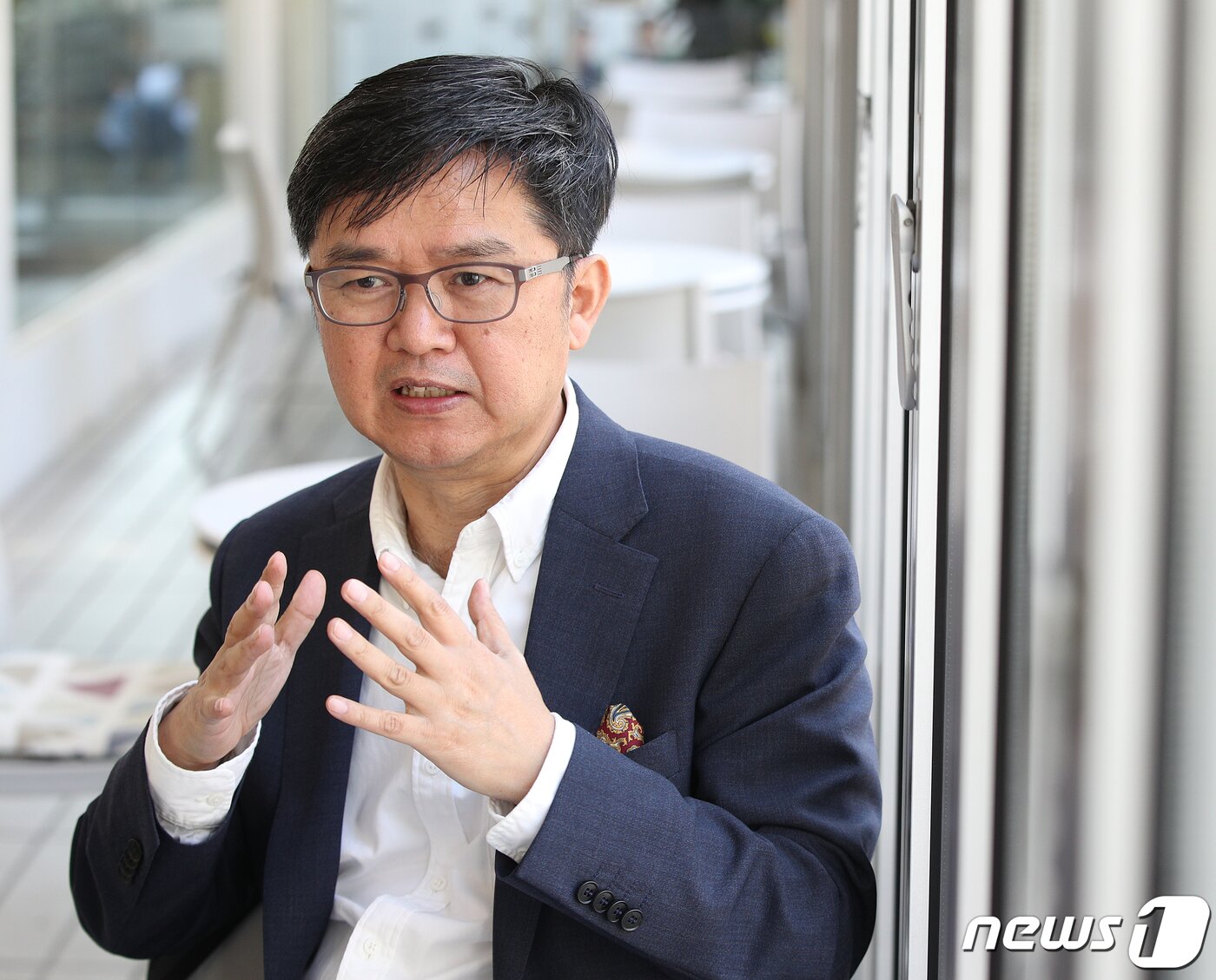 본문 이미지 - ‘도쿄가 사랑한 천재들’을 발간한 조성관 작가가 5일 오후 서울 광화문의 한 카페에서 뉴스1과 인터뷰를 하고 있다. 2019.6.5/뉴스1 ⓒ News1 신웅수 기자