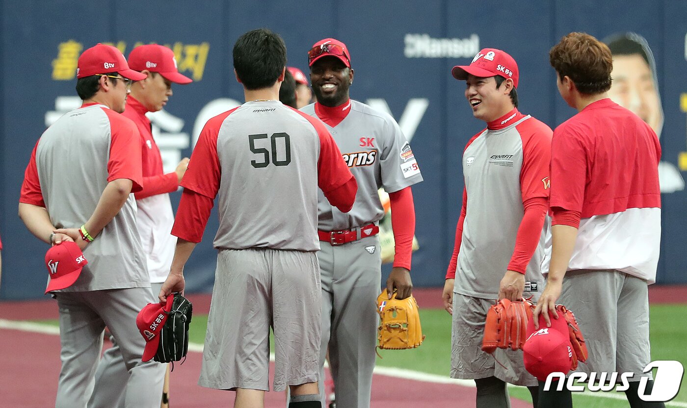 본문 이미지 - SK 와이번스 유니폼을 입은 헨리 소사가 5일 오후 서울 구로구 고척스카이돔에서 동료 선수들과 인사하고 있다. 헨리 소사는 계약금 35만 달러, 연봉 17만 달러, 총액 52만 달러로 SK와이번스와 계약을 맺었다. 2019.6.5./뉴스1 ⓒ News1 이재명 기자
