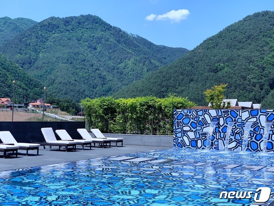 본문 이미지 - 정선의 자연과 어우러진 디자인이 인상적인 야외 수영장ⓒ 뉴스1