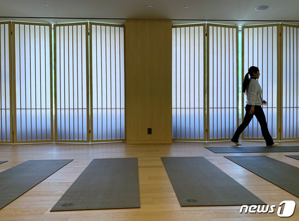 본문 이미지 - 무료 요가와 명상 프로그램을 진행하는 웰니스 클럽ⓒ 뉴스1