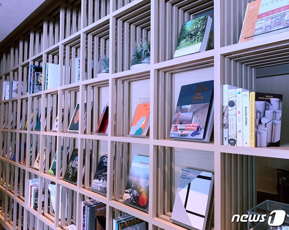 본문 이미지 - 셀프 힐링을 즐길 수 있는 오픈형 공간인 라이브러리ⓒ 뉴스1