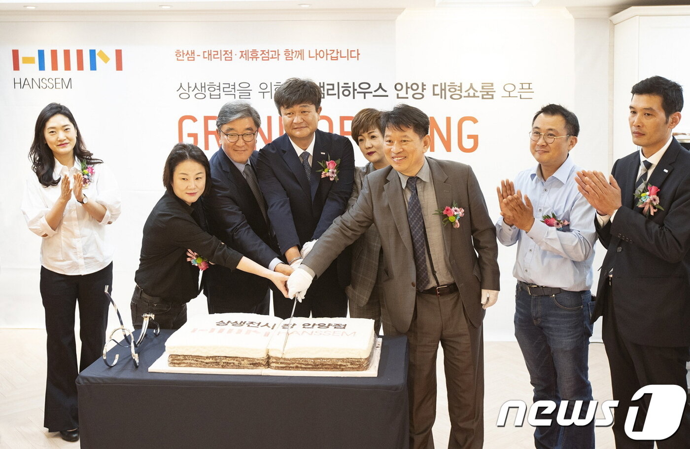 본문 이미지 - 한샘리하우스 안양 대형쇼룸 오픈식에서 한샘 대리점 대표들과 한샘 이영식 사장 (왼쪽에서 세번째), 안흥국 부사장 (왼쪽에서 여섯번째)이 상생을 다짐하며 케이크를 썰고 있다.(한샘 제공)ⓒ 뉴스1