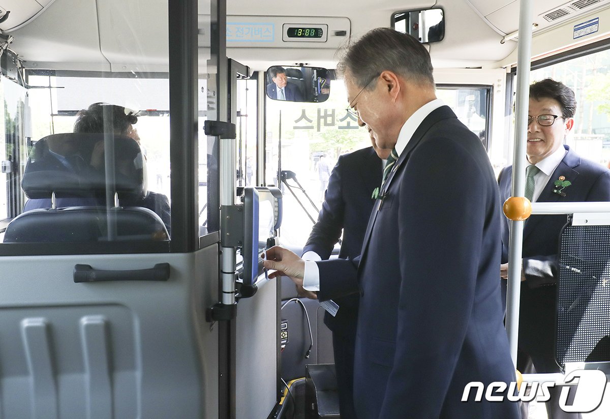 본문 이미지 - 문재인 대통령이 5일 오후 경남 창원 컨벤션센터에서 환경의날 기념식을 마친 후 수소 버스를 타고 도심형 수소 충전소로 이동하고 있다. (청와대 제공) 2019.6.5/뉴스1