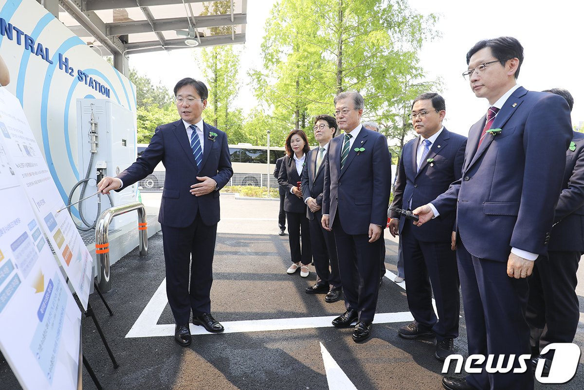 문재인 대통령이 5일 오후 경남 창원 컨벤션센터에서 열린 환경의 날 기념식에서 참석, 관게자로부터 수소 충전소 설명을 듣고 있다.&#40;청와대 제공&#41; 2019.6.5/뉴스1