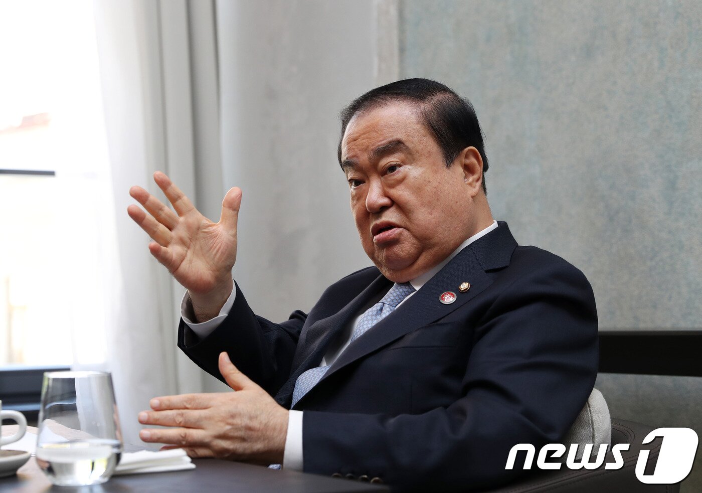 본문 이미지 - 문희상 국회의장이 지난 3일(현지시간)  오후 8박 10일 간의 러시아 및 발트3국 공식 방문 일정의 마지막 국가인 리투아니아 빌뉴스에 있는  숙소에서 동행취재단과 인터뷰를 하고 있다.<국회의장실 제공>ⓒ 뉴스1