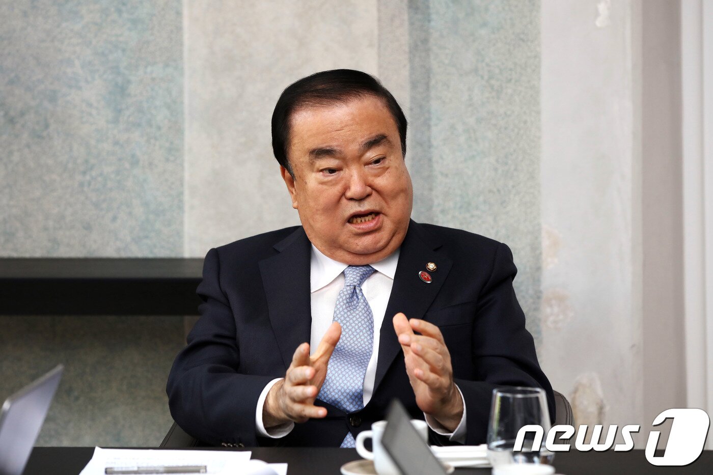 본문 이미지 - 문희상 국회의장이 지난 3일(현지시간)  오후 8박 10일 간의 러시아 및 발트3국 공식 방문 일정의 마지막 국가인 리투아니아 빌뉴스에 있는  숙소에서 동행취재단과 인터뷰를 하고 있다.<국회의장실 제공>ⓒ 뉴스1