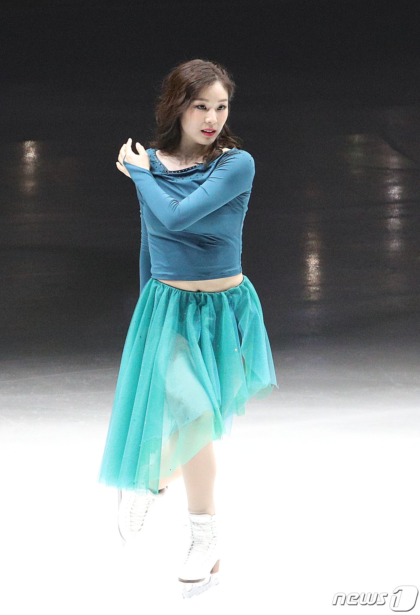 본문 이미지 - 피겨여왕 김연아가 6일 오후 서울 송파구 올림픽공원 KSPO돔에서 열린 올댓스케이트 2019 아이스쇼에서 열정적인 연기를 선보이고 있다. 2019.6.6/뉴스1 ⓒ News1 신웅수 기자