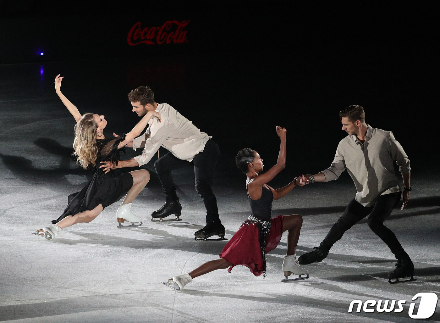 (서울=뉴스1) 신웅수 기자 = 가브리엘라 파파다키스와 기욤 시즈롱, 바네사 제임스와 모건 시프레가 6일 오후 서울 송파구 올림픽공원 KSPO돔에서 열린 올댓스케이트 2019 아이 …