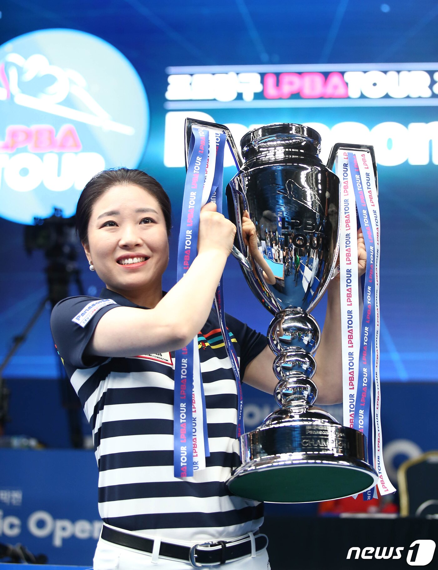 본문 이미지 - 5일 경기도 고양시 엠블호텔에서 열린 '프로당구 PBA투어 개막전 파나소닉 오픈' 결승에서 김갑선이 우승 트로피를 들어보이고 있다.(PBA투어 제공) 2019.6.6/뉴스1