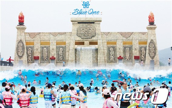 본문 이미지 - 6일 때이른 무더위가 극성을 부리자 경북 도내 최대 물놀이 시설인 경주시 블루원 리조트가 조기 개장했다.사진은 스톰웨이브 모습.(블루원리조트 워터파크)ⓒ 뉴스1
