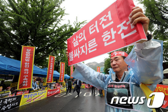 지난 6월 서울 청와대 앞에서 집회하는 강원 속초·고성지역 산불 이재민 © News1 이광호 기자