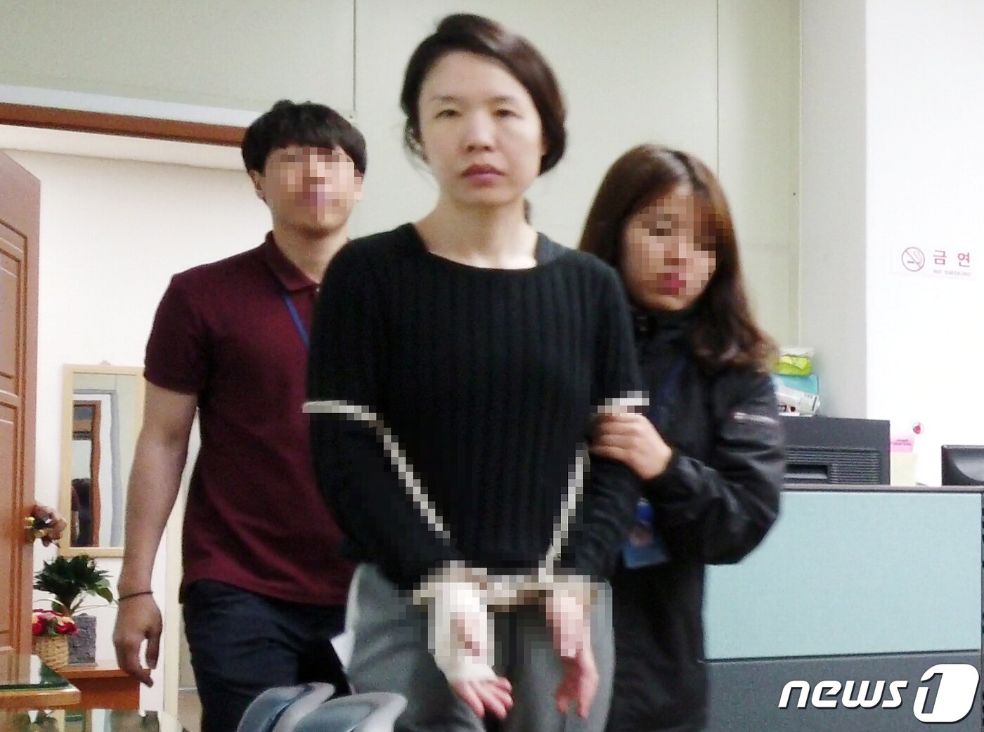 본문 이미지 - 전 남편을 살해하고 사체를 유기한 혐의 등으로 구속돼 신상정보 공개가 결정된 고유정(36)이 7일 제주시 제주동부경찰서 유치장에서 진술녹화실로 이동하고 있다. 경찰은 지난 5일 신상공개위원회 회의를 열어 범죄수법이 잔인하고 결과가 중대해 국민의 알권리 존중 및 강력범죄예방 차원에서 고씨에 대한 얼굴과 이름 등 신상을 공개하기로 결정했다.(영상캡쳐)2019.6.7/뉴스1 ⓒ News1 이석형 기자