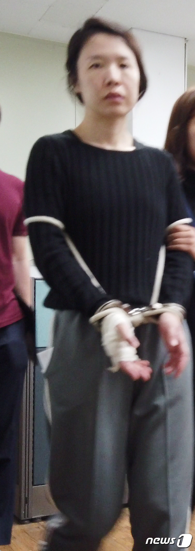 (제주=뉴스1) 이석형 기자 = 전 남편을 살해하고 사체를 유기한 혐의 등으로 구속돼 신상정보 공개가 결정된 고유정(36)이 7일 제주시 제주동부경찰서 유치장에서 진술녹화실로 이동 …