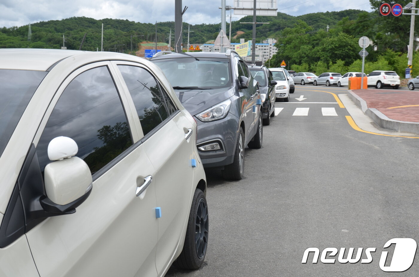 본문 이미지 - 지난 7일 오후 강원 원주시 강릉선 KTX 만종역 인근 마을진입로를 불법주정차 차량들이 점령해 차량 통행을 방해하고 있다.2019.6.8/뉴스1 ⓒ 뉴스1 권혜민 기자