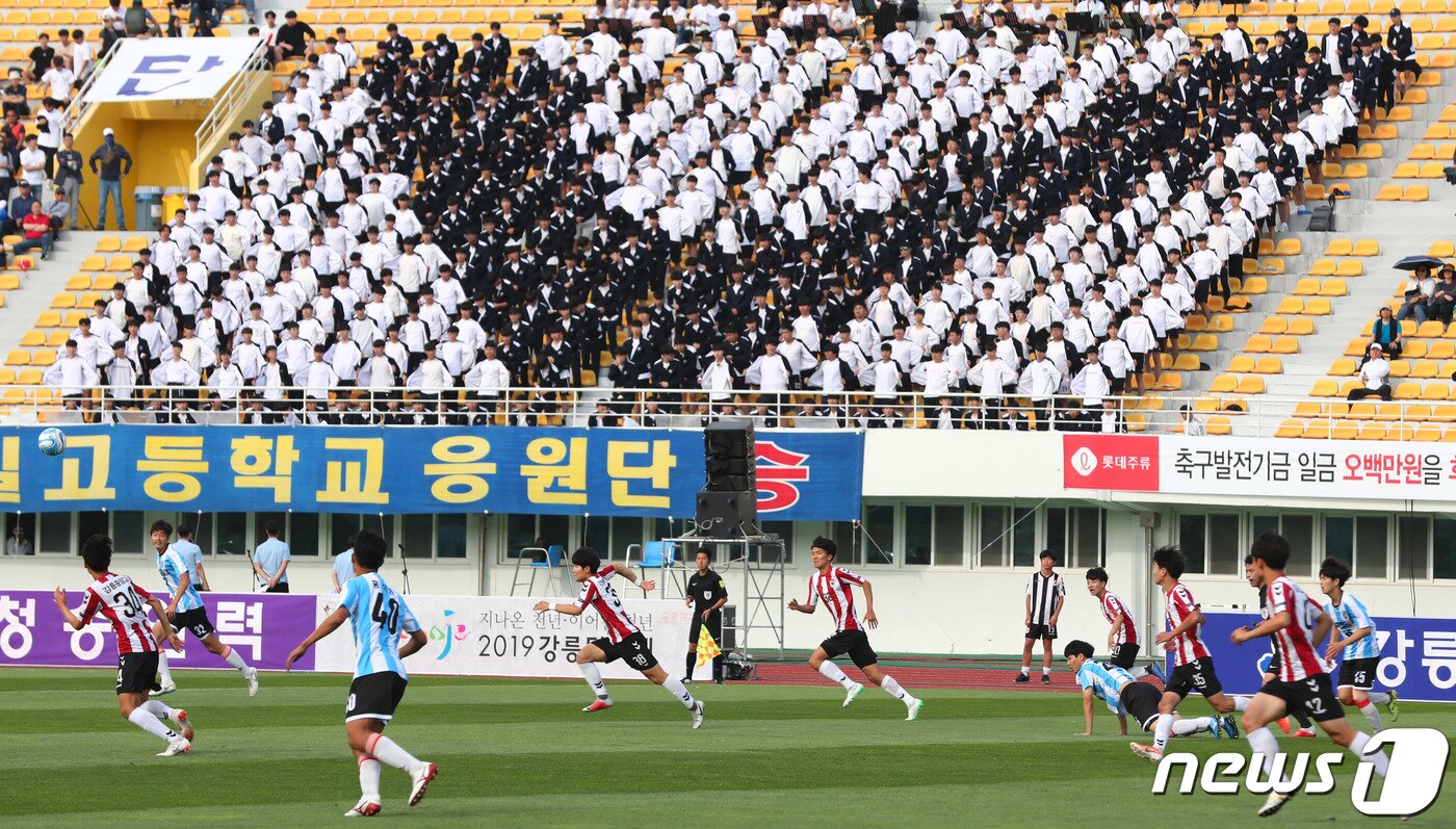 본문 이미지 - 과거 강릉제일고와 강릉중앙고의 '단오 더비'에서 강릉제일고 응원단의 열띤 응원 모습.(뉴스1 DB)