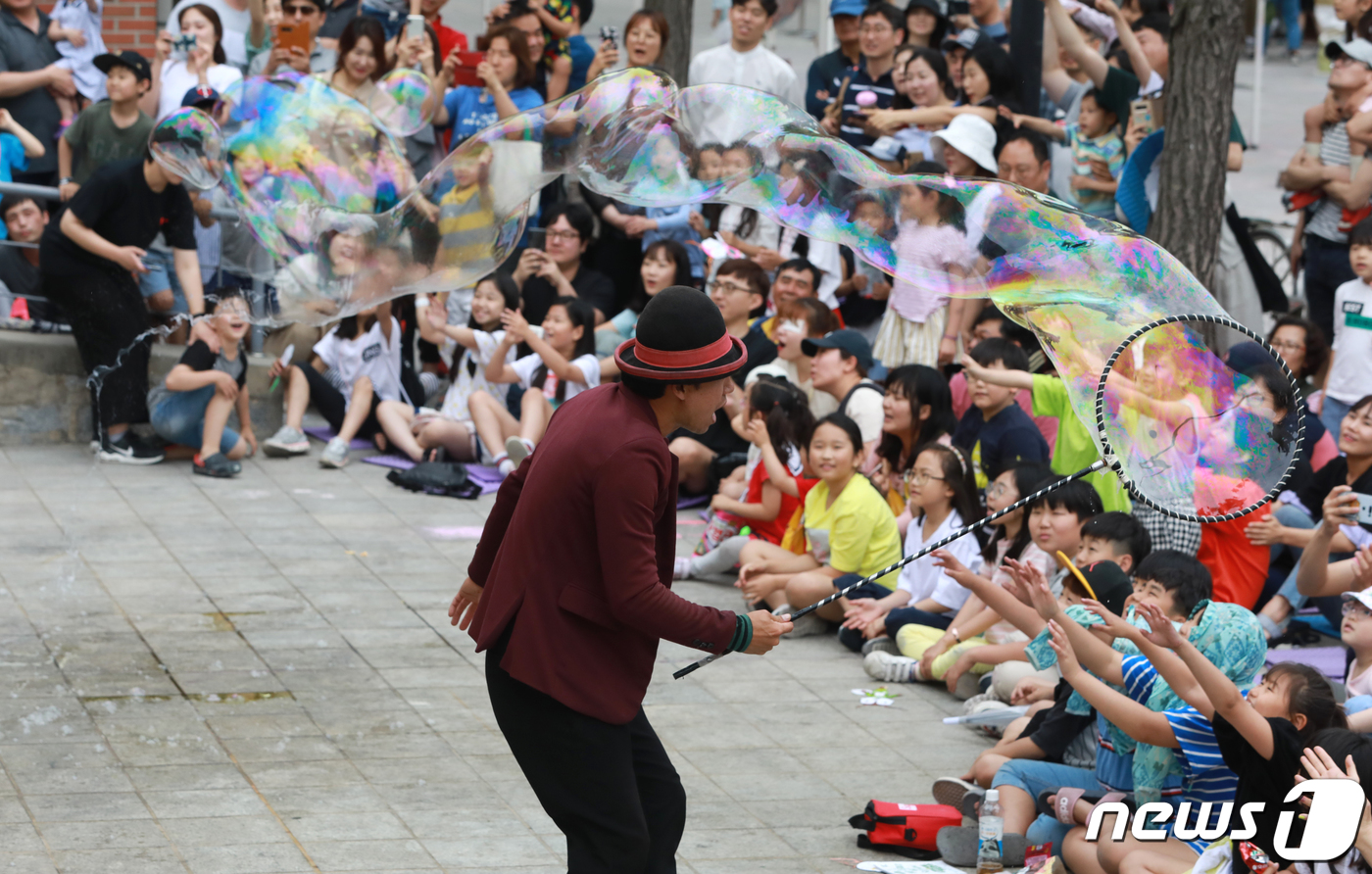 (인천=뉴스1) 정진욱 기자 = 9일 오후 인천시 중구 해당동 인천아트플랫폼에서 팀크라운이 시민들에게 비눗방울 공연을 선보이고 있다.2019.6.9/뉴스1