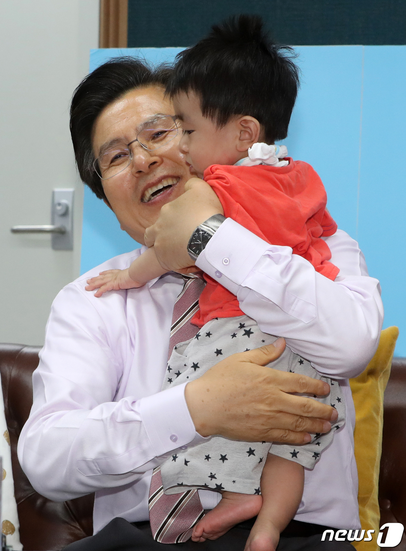 (서울=뉴스1) 이종덕 기자 = 황교안 자유한국당 대표가 9일 오후 서울 영등포 자유한국당 당사에서 열린 청년부부를 위한 '육아힐링 토크쇼'에서 신보라 최고위원의 아이를 품에 안고 …