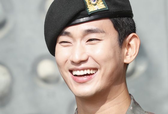 김수현 군대 시절 김새론에게 보낸 편지, 유족 추가 공개…"보고싶어"