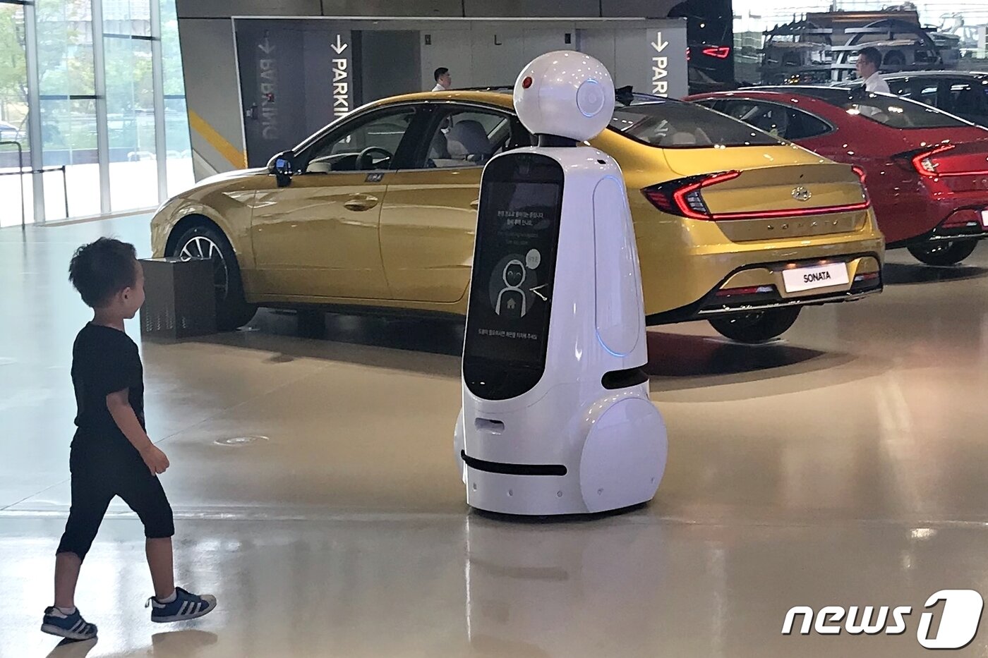 본문 이미지 - LG전자는 현대자동차와 함께 지난달 27일부터 경기도 고양시 국내 최대 체험형 자동차 테마파크 '현대 모터스튜디오 고양'에서 클로이 안내로봇(CLOi GuideBot) 시범서비스를 시작했다고 1일 전했다. (LG전자 제공) 2019.7.1/뉴스1