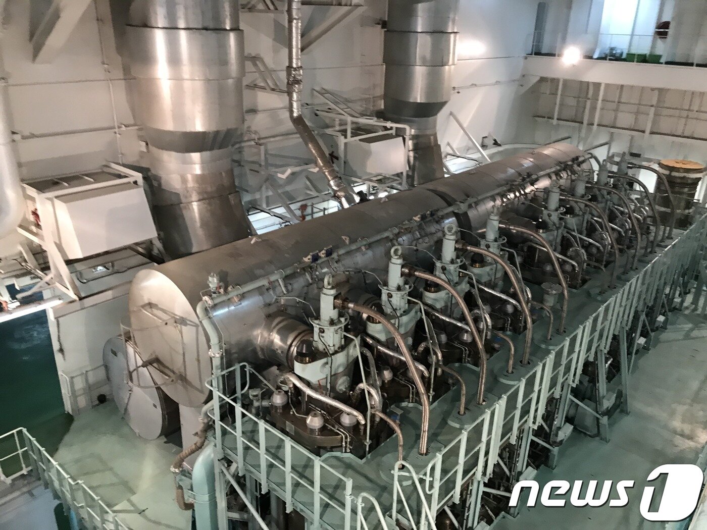 본문 이미지 - 프로미스호에 탑재된 8기통 엔진. 원통형 파이프를 통해 엔진에서 발생하는 배기가스가 스크러버로 모인다.  ⓒ 뉴스1 조재현 기자.