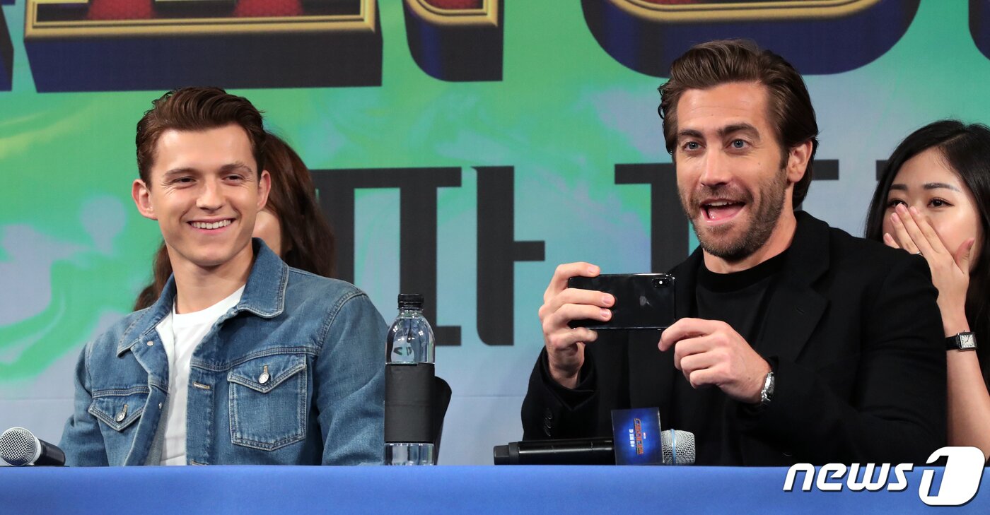 본문 이미지 - 배우 제이크 질렌할(오른쪽)과 톰 홀랜드가 1일 서울 종로구 포시즌스 호텔에서 열린 영화 '스파이더맨 : 파 프롬 홈' 내한 기자간담회에 참석해 밝게 웃고 있다. '스파이더맨: 파 프롬 홈'은 엔드게임 이후 변화된 일상에서 벗어나 학교 친구들과 유럽 여행을 떠난 스파이더맨 피터 파커(톰 홀랜드 분)가 정체불명의 조력자 미스테리오(제이크 질렌할 분)와 세상을 위협하는 새로운 빌런들을 만나면서 벌어지는 이야기를 그린 마블 액션 블록버스터다. 2019.7.1/뉴스1 ⓒ News1 민경석 기자