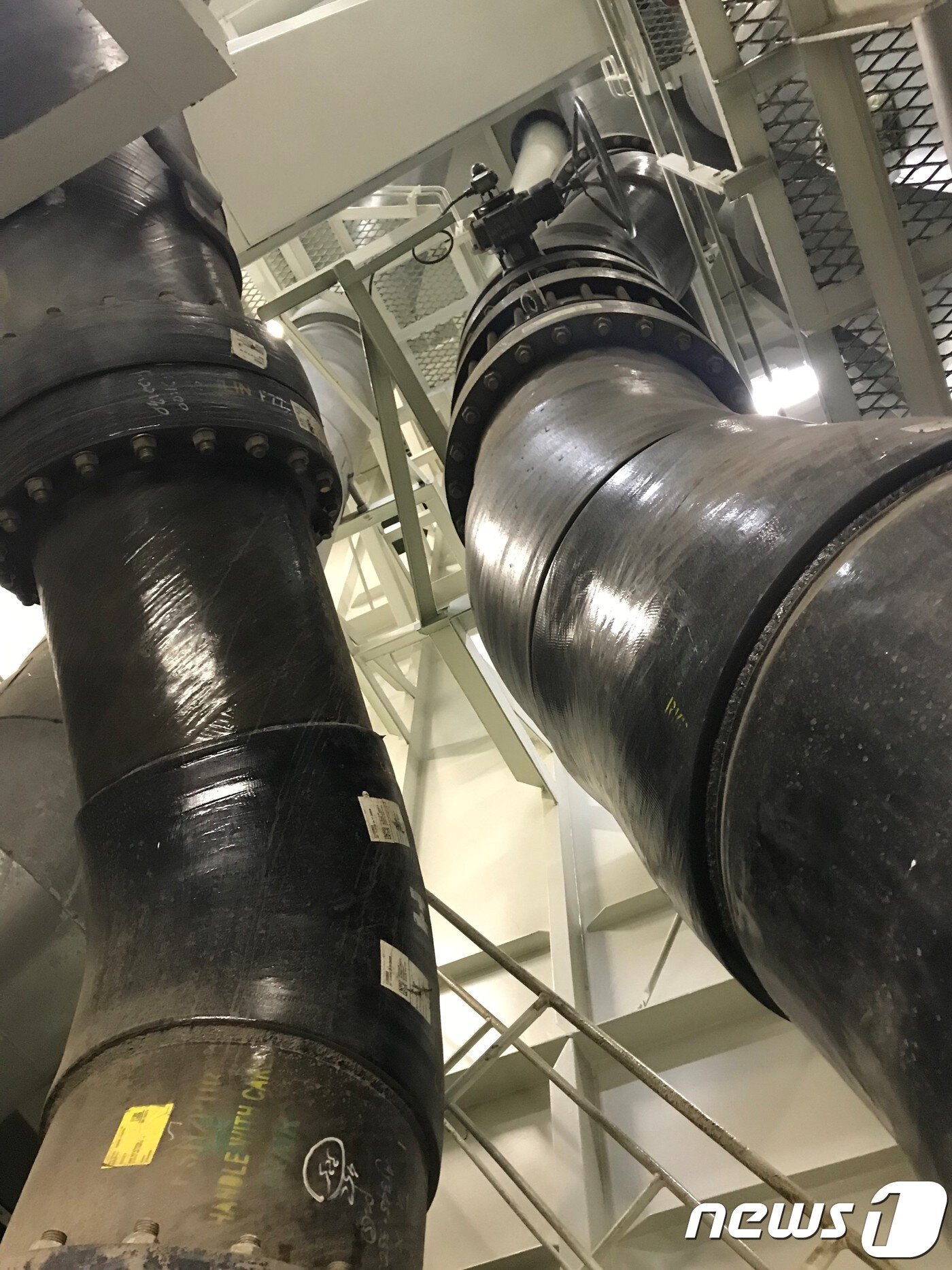 본문 이미지 - 프로미스호에 설치된 스크러버의 배수관. ⓒ 뉴스1 조재현 기자. 