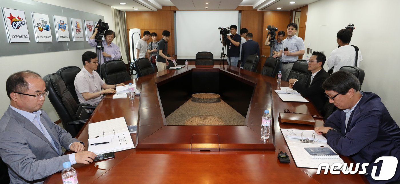 본문 이미지 - 1일 오후 서울 강남구 KBL센터에서 전창진 KCC 기술고문의 감독 등록 심의 관련 재정위원회가 열리고 있다. 2019.7.1/뉴스1 ⓒ News1 민경석 기자