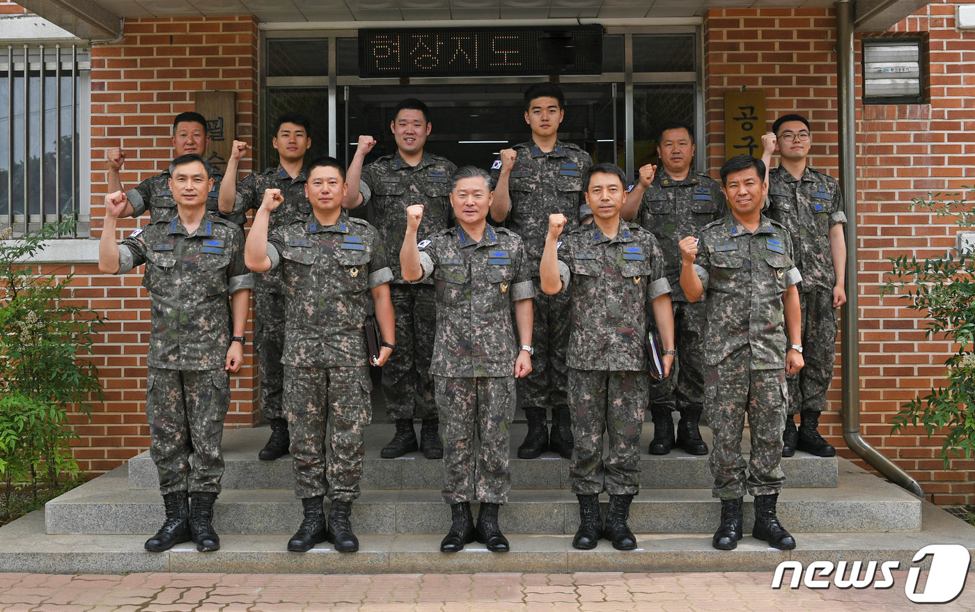 (서울=뉴스1) = 원인철 공군참모총장이 1일 방공유도탄사령부 예하 제8506부대를 방문, 부대원들과 함께 단체 기념사진을 촬영하고 있다. (공군 제공) 2019.7.1/뉴스1
