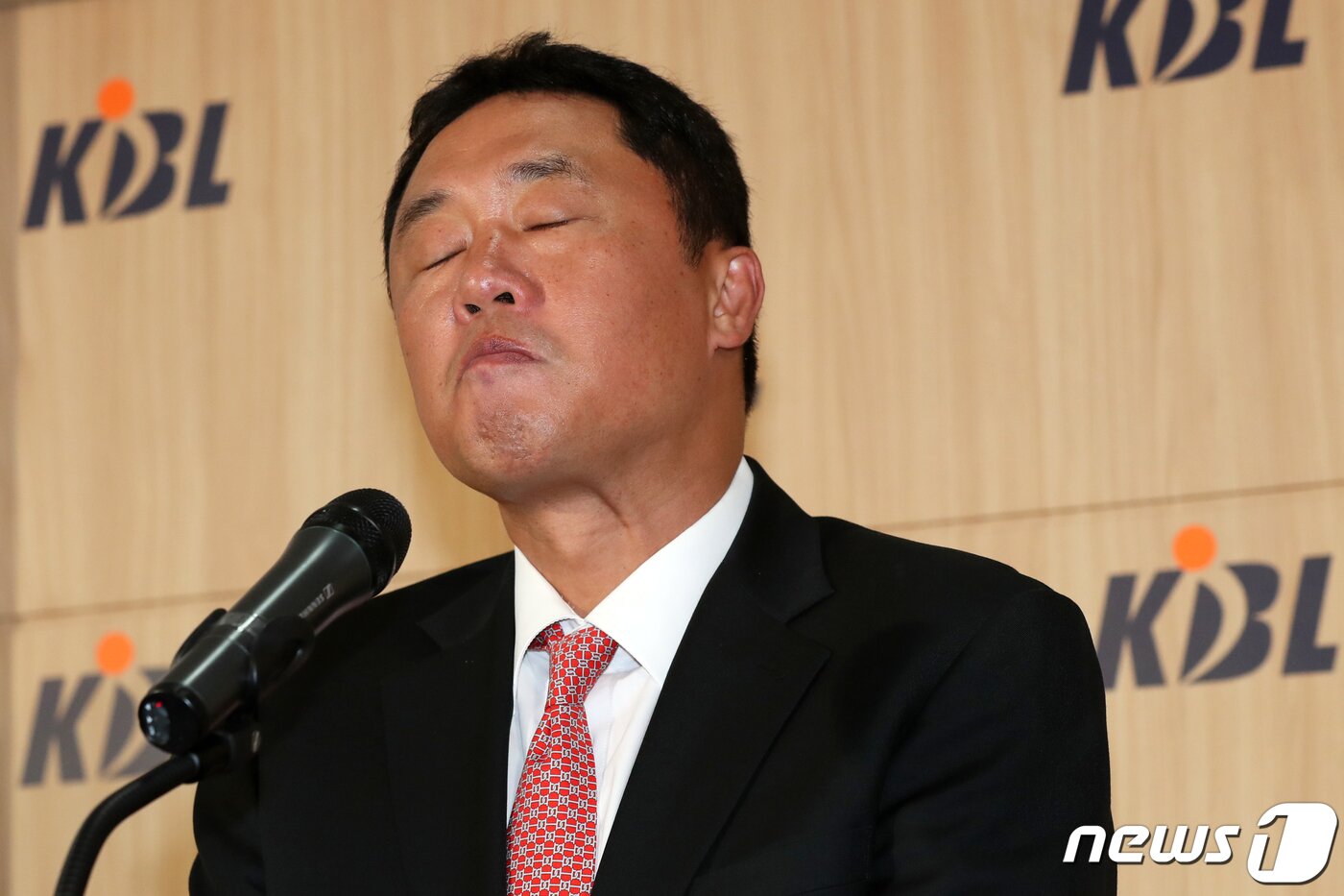본문 이미지 - 전창진 KCC 기술고문이 1일 오후 서울 강남구 KBL센터에서 재정위의 '무기한 등록 자격 불허' 철회에 따른 입장을 밝히고 있다. 전 고문은 이날 KBL 재정위의 결정으로 부산 KT 사령탑을 지냈던 2014-15시즌 이후 5년만에 KBL 무대로 공식 복귀하게 된다. 2019.7.1/뉴스1 ⓒ News1 민경석 기자