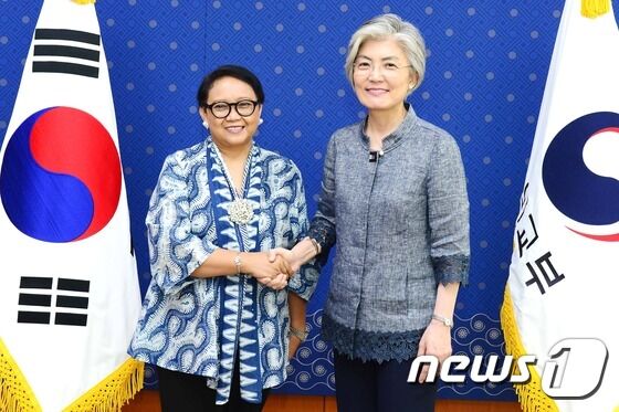 강경화 장관은 1일 레트노 마르수디 인도네시아 외교장관을 면담하고 한-아세안 협력 증진 방안, 한반도 정세 등을 논의했다.(외교부 제공) &copy; 뉴스1
