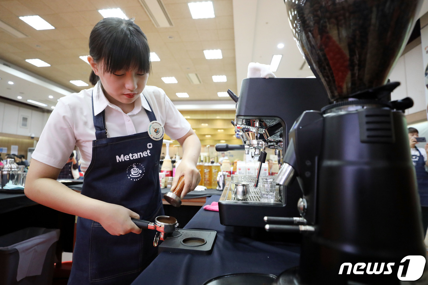 (서울=뉴스1) 이광호 기자 = 10일 서울 서대문구청에서 열린 제8회 메타넷과 함께하는 장애인 바리스타 대회에서 참가자가 커피를 만들고 있다.2019.7.10/뉴스1