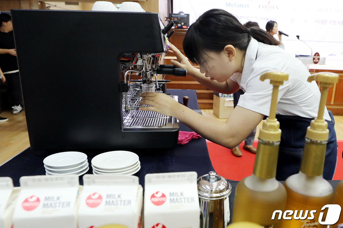 (서울=뉴스1) 이광호 기자 = 10일 서울 서대문구청에서 열린 제8회 메타넷과 함께하는 장애인 바리스타 대회에서 참가자가 커피를 만들고 있다.2019.7.10/뉴스1