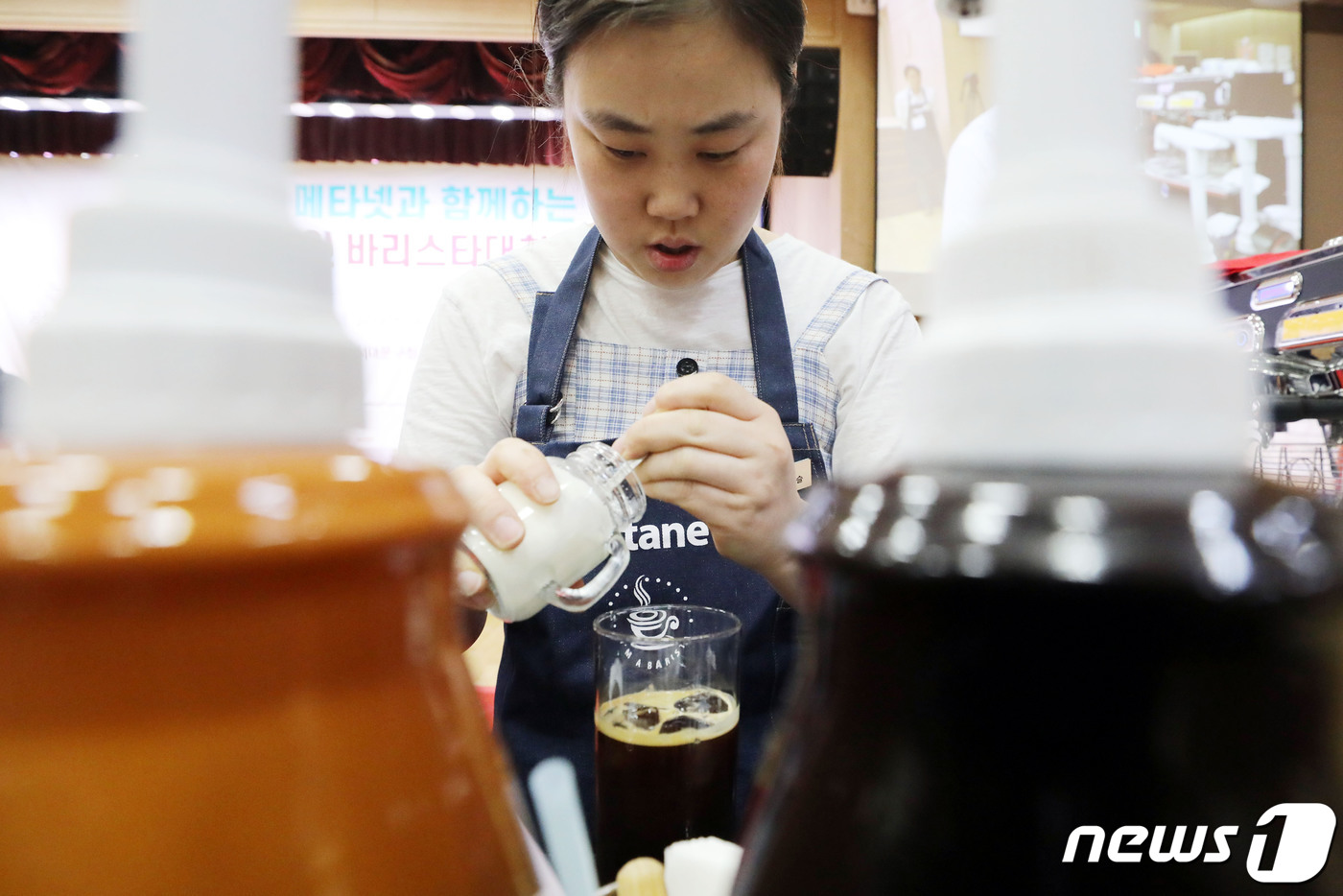 (서울=뉴스1) 이광호 기자 = 10일 서울 서대문구청에서 열린 제8회 메타넷과 함께하는 장애인 바리스타 대회에서 참가자들이 커피를 만들고 있다.2019.7.10/뉴스1