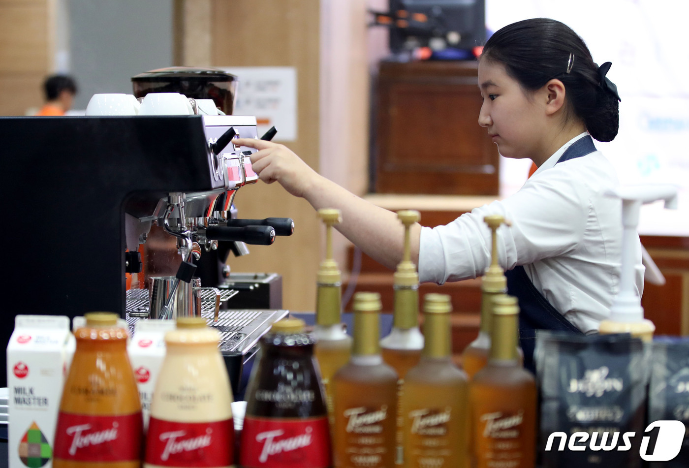(서울=뉴스1) 이광호 기자 = 10일 서울 서대문구청에서 열린 제8회 메타넷과 함께하는 장애인 바리스타 대회에서 참가자가 커피를 만들고 있다.2019.7.10/뉴스1