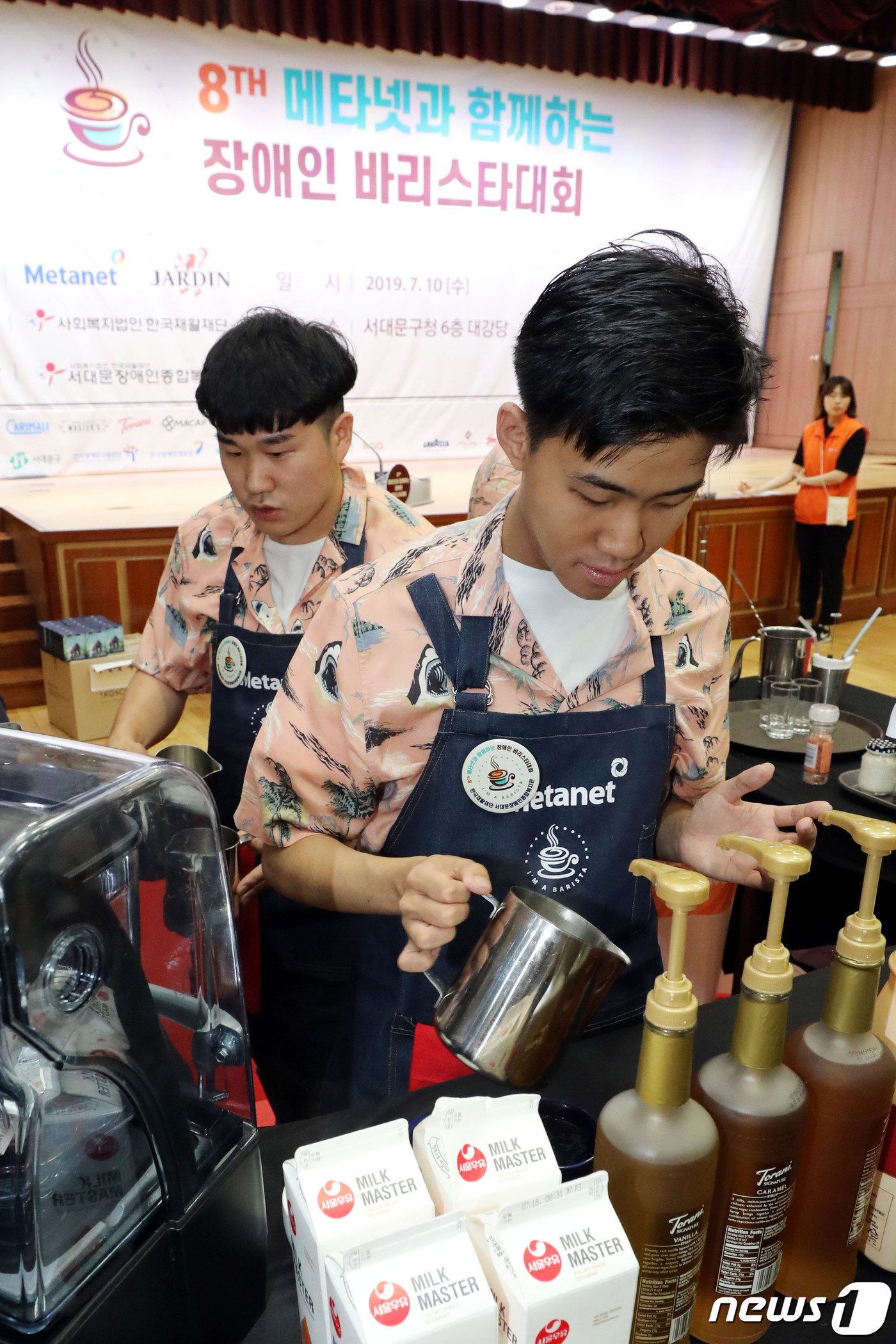 (서울=뉴스1) 이광호 기자 = 10일 서울 서대문구청에서 열린 제8회 메타넷과 함께하는 장애인 바리스타 대회에서 참가자들이 커피를 만들고 있다.2019.7.10/뉴스1