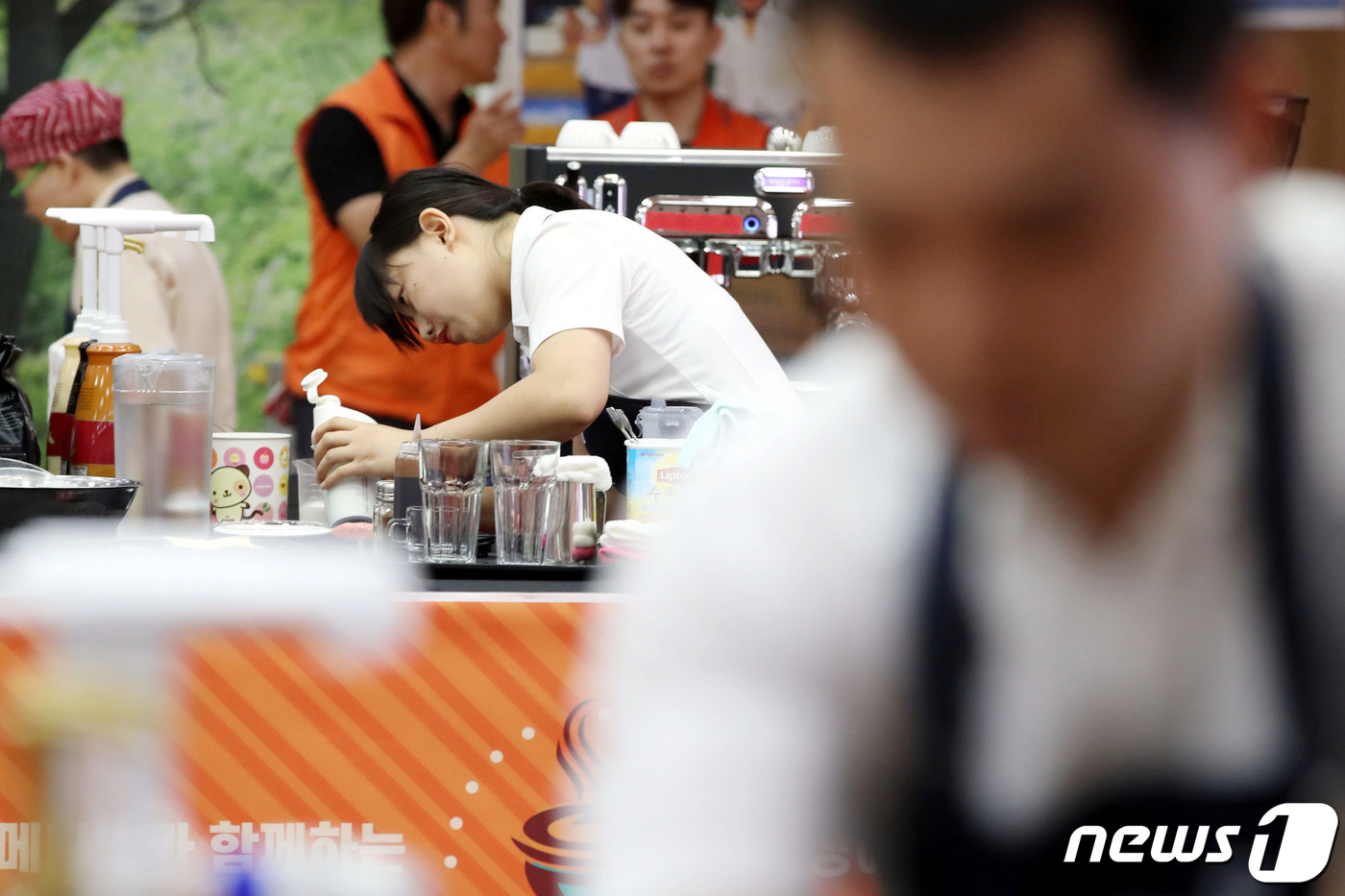 (서울=뉴스1) 이광호 기자 = 10일 서울 서대문구청에서 열린 제8회 메타넷과 함께하는 장애인 바리스타 대회에서 참가자가 커피를 만들고 있다.2019.7.10/뉴스1