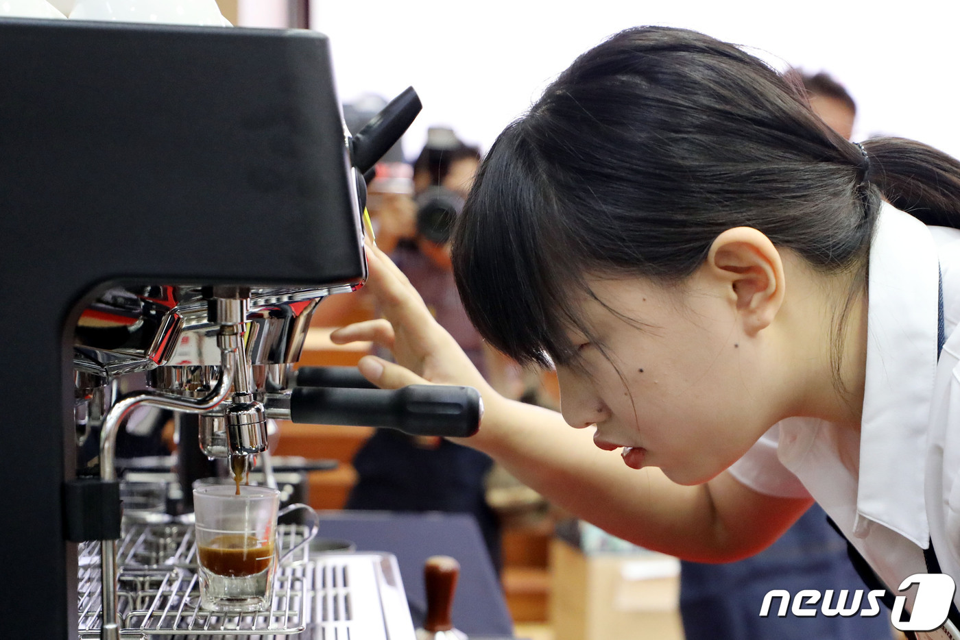 (서울=뉴스1) 이광호 기자 = 10일 서울 서대문구청에서 열린 제8회 메타넷과 함께하는 장애인 바리스타 대회에서 참가자가 커피를 만들고 있다.2019.7.10/뉴스1