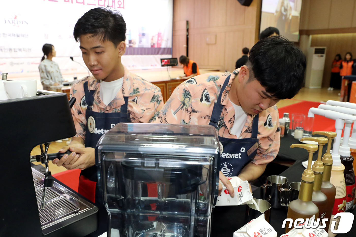 (서울=뉴스1) 이광호 기자 = 10일 서울 서대문구청에서 열린 제8회 메타넷과 함께하는 장애인 바리스타 대회에서 참가자들이 커피를 만들고 있다.2019.7.10/뉴스1