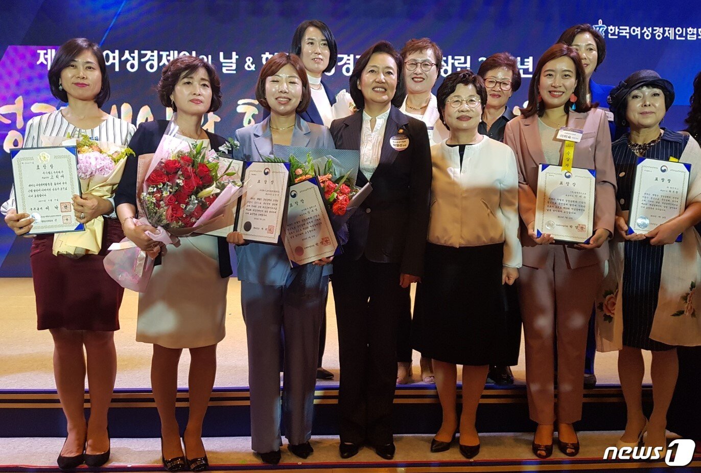 본문 이미지 - 박영선 중소벤처기업부 장관이 10일 '제23회 여성경제인의 날' 행사에 참석해 훈·포장과 표창을 받은 여성 기업인들과 기념사진을 찍고 있다. ⓒ 뉴스1 조현기