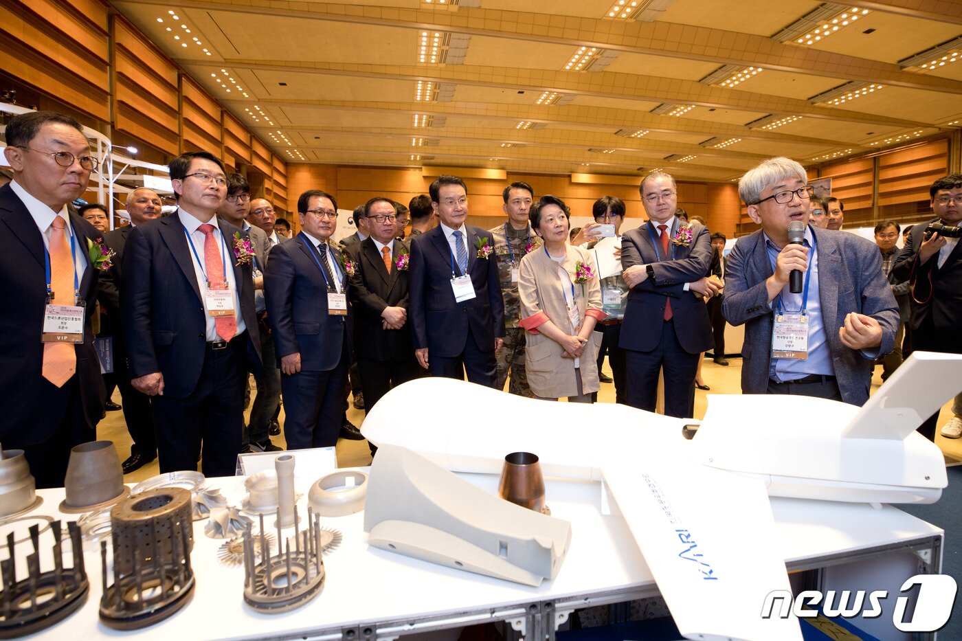 본문 이미지 - 유영민 과학기술정보통신부 장관이 10일 오전 서울 강남구 코엑스에서 열린 '2019 무인이동체산업엑스포'에서 주요 내빈들과 '무인항공기용 3D 프린팅 기반 소형 가스터빈엔진' 에 대한 설명을 듣고 있다. (과학기술정보통신부 제공) 2019.7.10/뉴스1