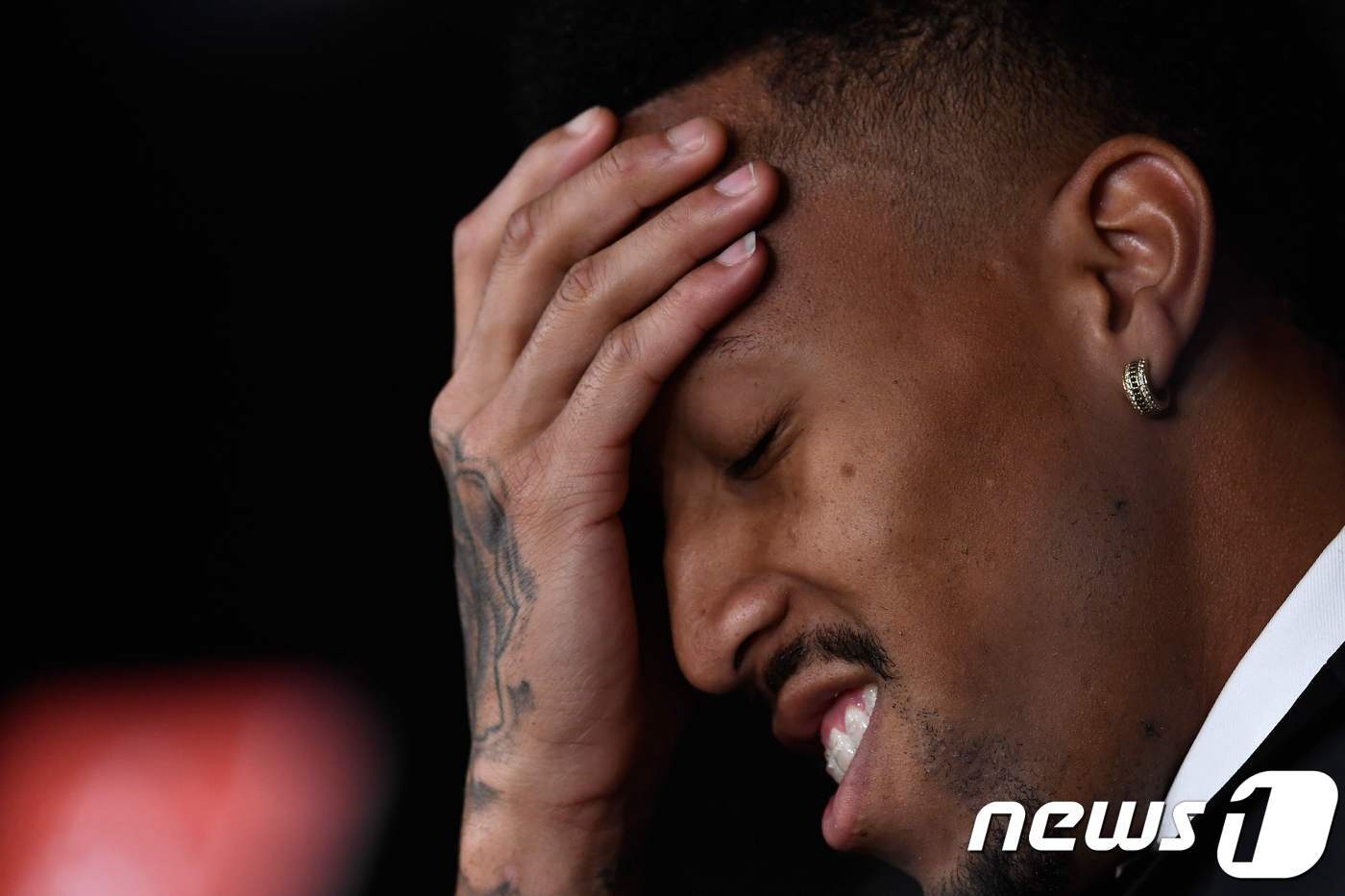 본문 이미지 - 입단 기자회견 도중 어지러움을 호소하는 밀리탕. ⓒ AFP=뉴스1