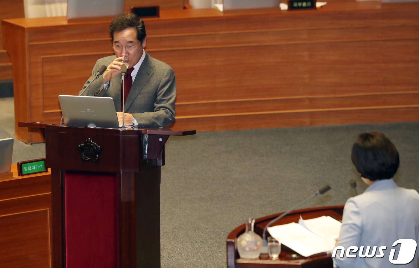 본문 이미지 - 이낙연 총리가 서울 여의도 국회 본회의장에서 열린 제369회 국회(임시회) 제8차 본회의에서 남윤순 더불어민주당 의원의 교육·사회·문화분야 대정부질문에 답하던 중 물을 마시고 있다. 2019.7.11 이종덕 기자