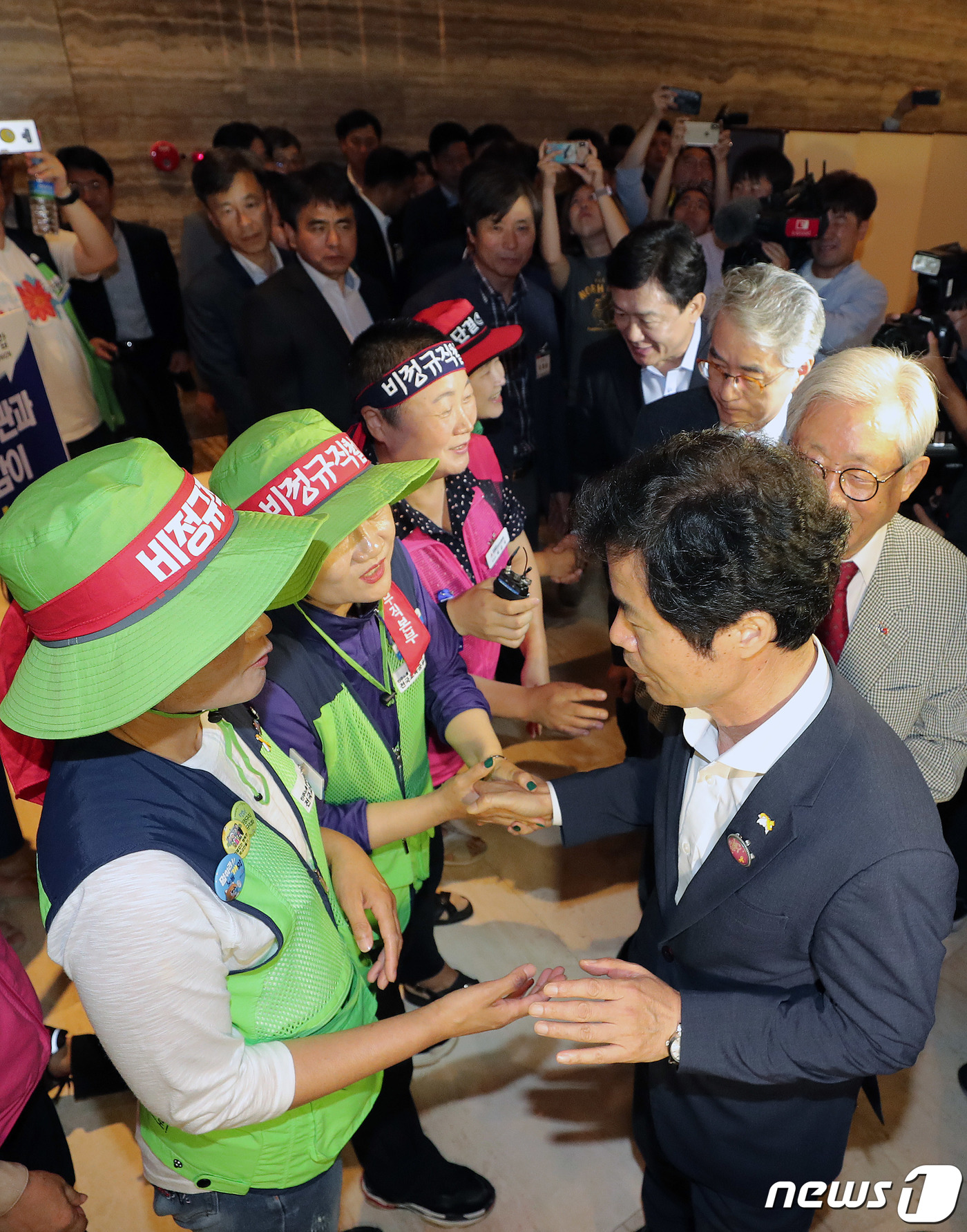 (인천=뉴스1) 이재명 기자 = 김승환 전국시도교육감협의회장(전북교육감)을 비롯한 교육감들이 11일 오후 인천 송도 오크우드 호텔에서 열린 전국 시·도 교육감 평화·통일교육 실천 …