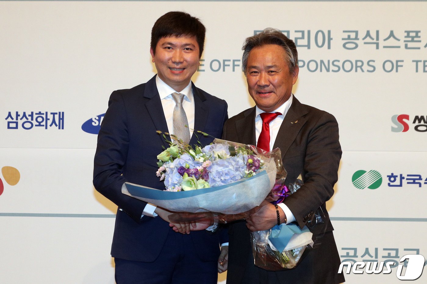 본문 이미지 - 이기흥 대한체육회 회장이 11일 오후 서울 중구 롯데호텔에서 열린 &#39;대한체육회 창립 99주년 기념식·이기흥 회장 국제올림픽위원회&#40;IOC&#41;위원 선출 축하행사&#39;에서 유승민 대한탁구협회 회장 겸 IOC 선수위원에게 꽃다발을 받고 있다.  2019.7.11/뉴스1 ⓒ News1 황기선 기자