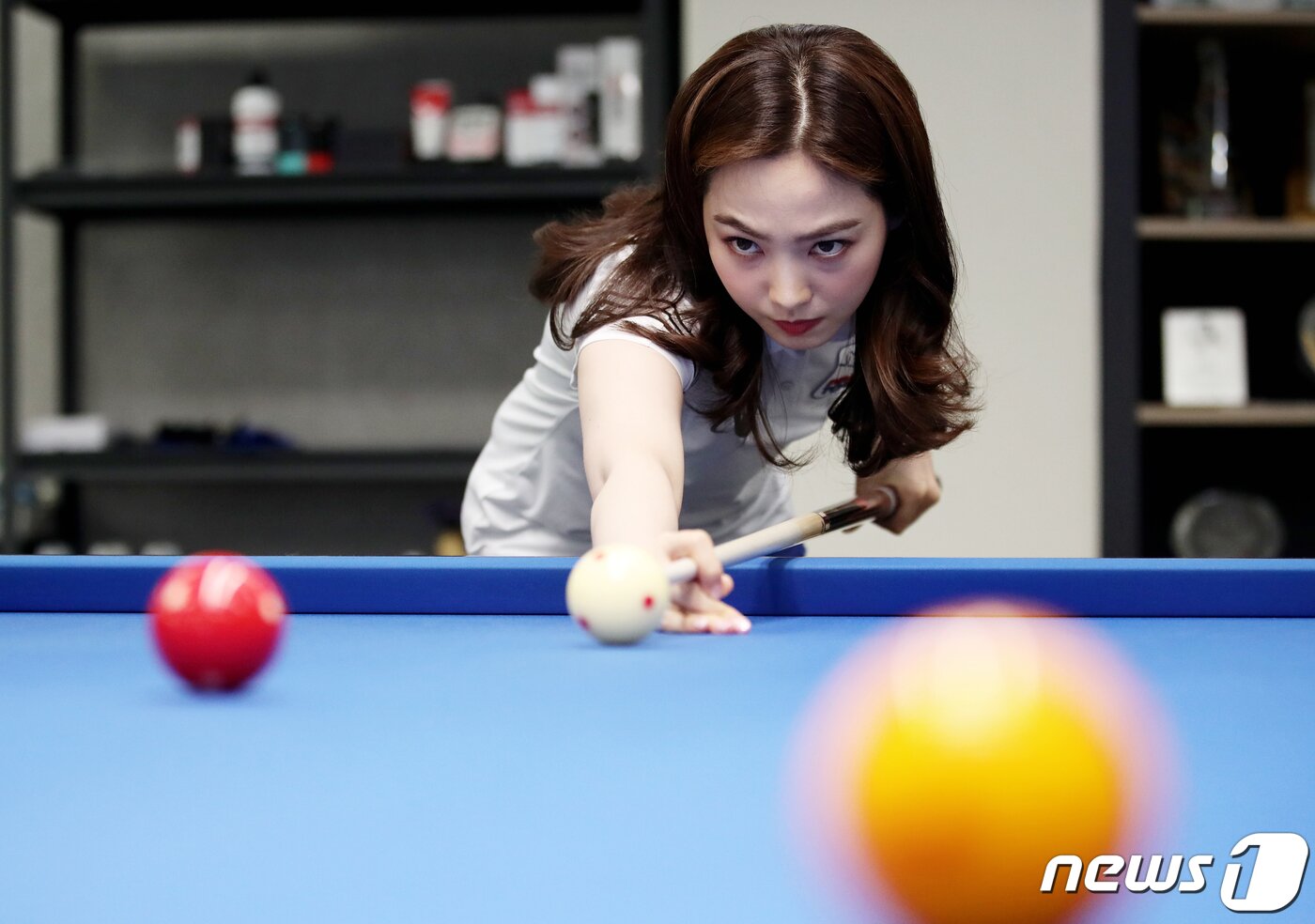 본문 이미지 - 5년 만에 여자프로당구(LPBA) 3쿠션 선수로 복귀하는 차유람(32)이 11일 경기도 일산의 개인 훈련장에서 구슬땀을 흘리고 있다. 포켓볼 여신에서 3쿠션 선수로 변신한 차유람은 오는 22일부터 26일까지 롯데월드호텔(서울잠실)에서 열리는 '신한금융투자 LPBA 챔피언십'에 와일드카드 자격으로 출전한다. 2019.7.11/뉴스1 ⓒ News1 오대일 기자