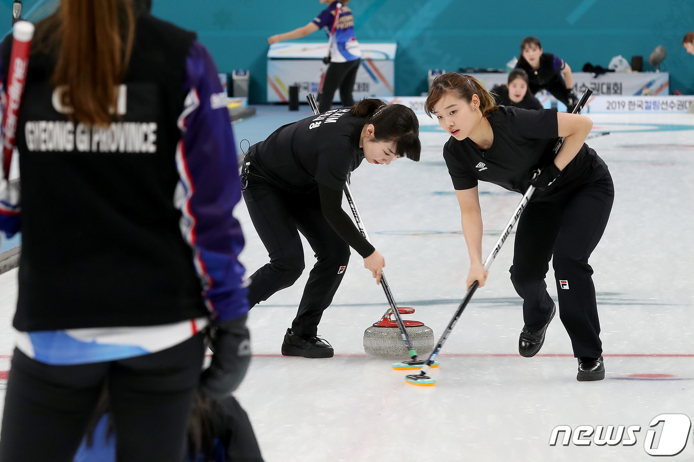 (강릉=뉴스1) 서근영 기자 = 춘천시청 여자 컬링팀 김혜린과 김수진이 11일 오후 강원도 강릉시 강릉컬링센터에서 열린 '2019 한국컬링선수권대회’ 경기도청과의 결승전에서 스위핑 …
