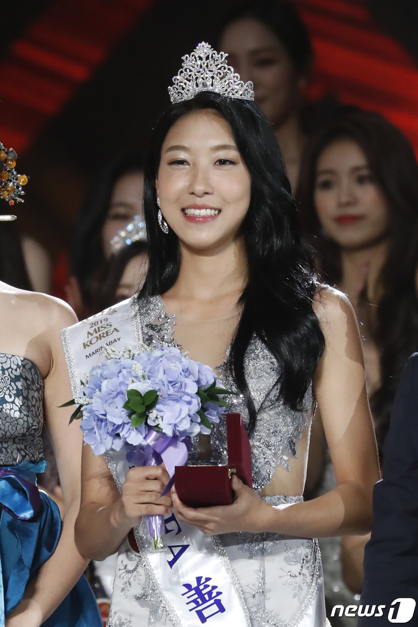 본문 이미지 - 우희준이 11일 오후 서울 경희대 평화의 전당에서 열린 ‘2019미스코리아 선발대회’에서 善에 당선된 뒤 미소를 짓고 있다. 2019.7.11/뉴스1 ⓒ News1 권현진 기자