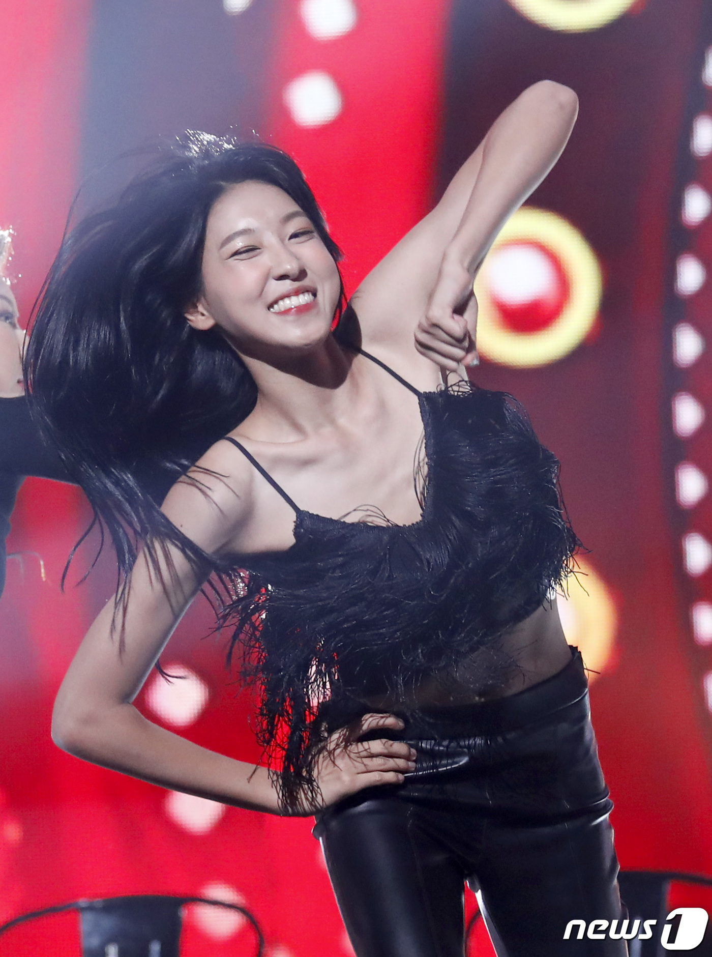 (서울=뉴스1) 권현진 기자 = 善 우희준이 11일 오후 서울 경희대 평화의 전당에서 열린 ‘2019미스코리아 선발대회’에서 화려한 공연을 선보이고 있다. 2019.7.12/뉴스1 …