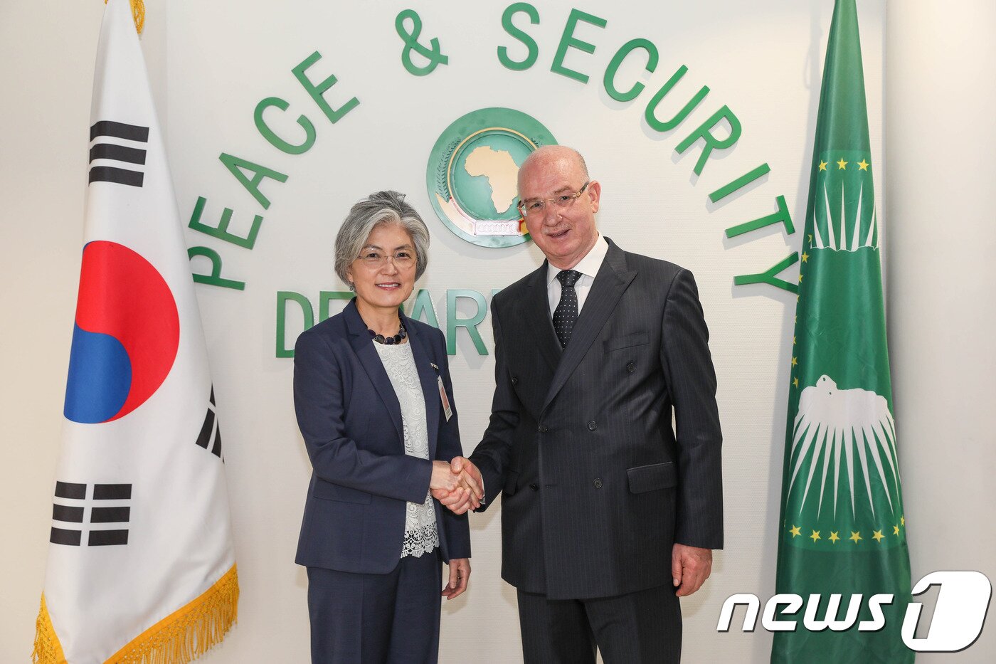 본문 이미지 - 강경화 외교부 장관은 11일(현지시간) 에티오피아 아디스아바바 소재 아프리카 연합(AU) 본부를 방문, 스마일 쉐르기 AU 평화·안보 집행위원과 면답했다. ⓒ 외교부 제공=뉴스1